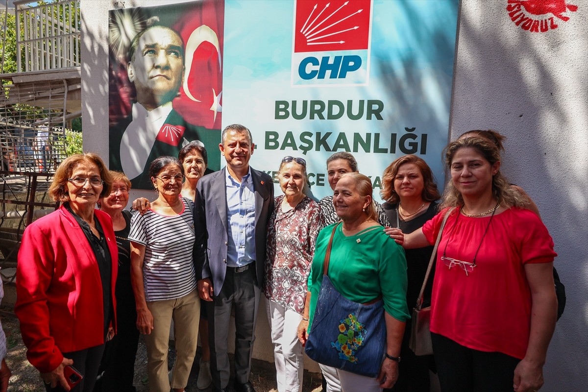 Cumhuriyet Halk Partisi Genel Başkanı Özgür Özel (sağda), Burdur’da CHP İl Başkanlığını ziyaret...