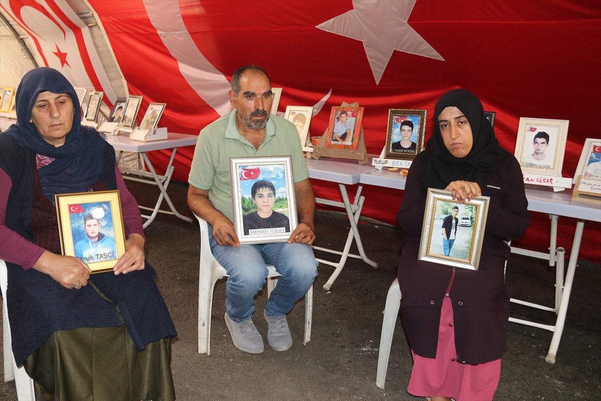 Dağa kaçırılan çocukları için eski HDP il binası önünde oturma eylemi yapan Diyarbakır anneleri...