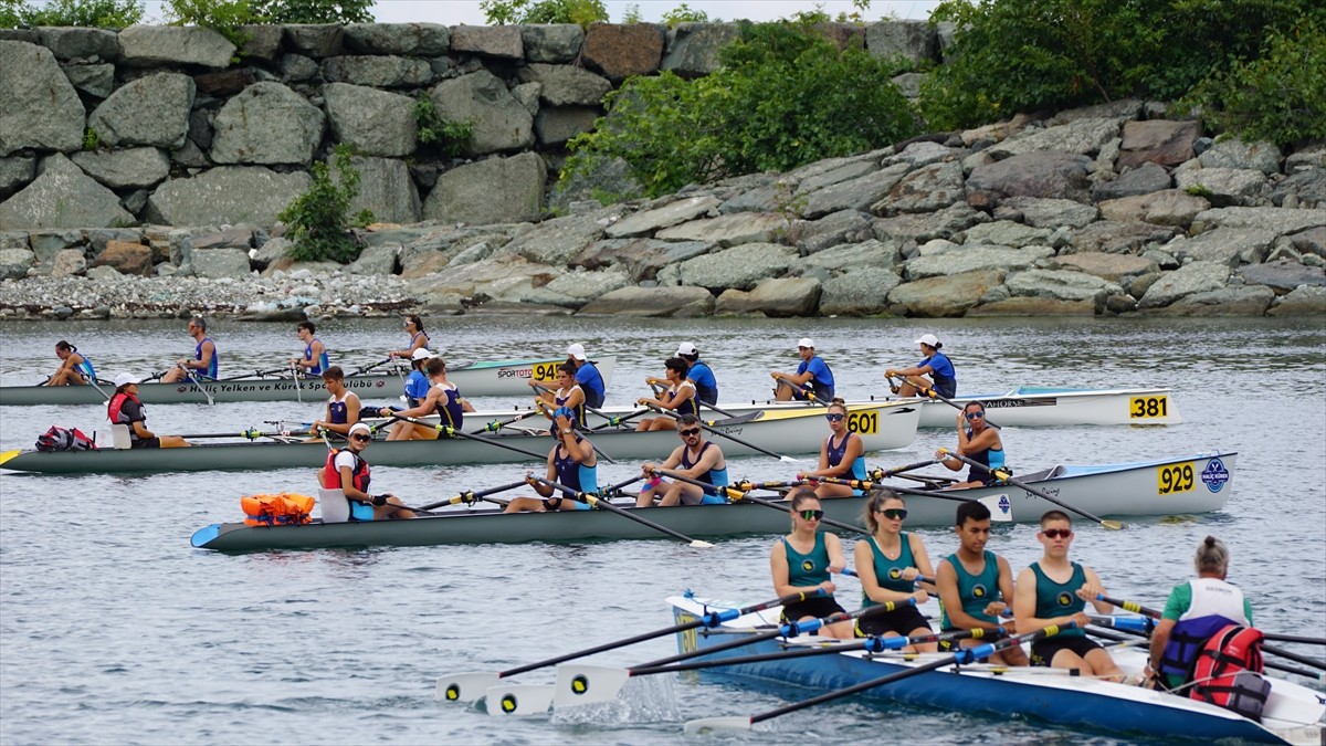 Deniz Küreği Türkiye Şampiyonası, 14 kulüpten 250 sporcunun katılımıyla Rize'de başladı.