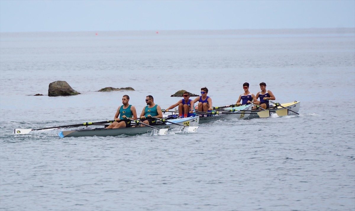 Deniz Küreği Türkiye Şampiyonası, 14 kulüpten 250 sporcunun katılımıyla Rize'de başladı.