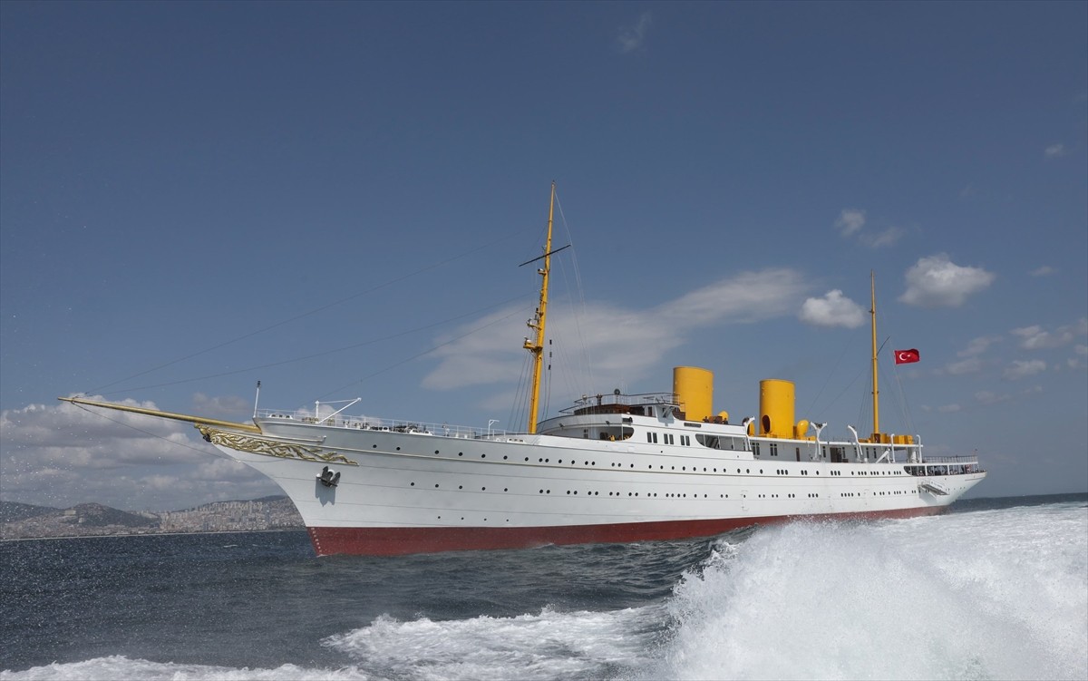 Deniz Kuvvetleri Komutanı Oramiral Ercüment Tatlıoğlu (sol 3), Mustafa Kemal Atatürk'ün "manevi...