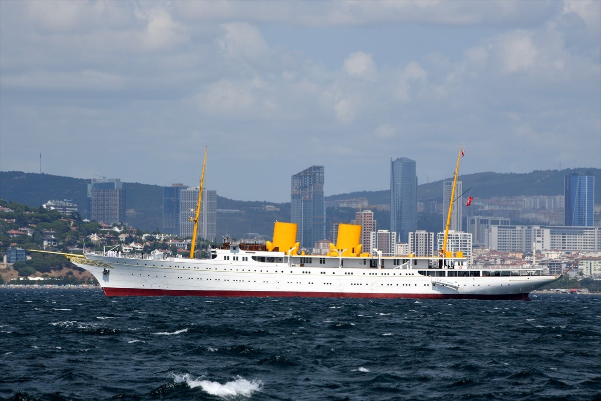 Deniz Kuvvetleri Komutanı Oramiral Ercüment Tatlıoğlu (sol 3), Mustafa Kemal Atatürk'ün "manevi...