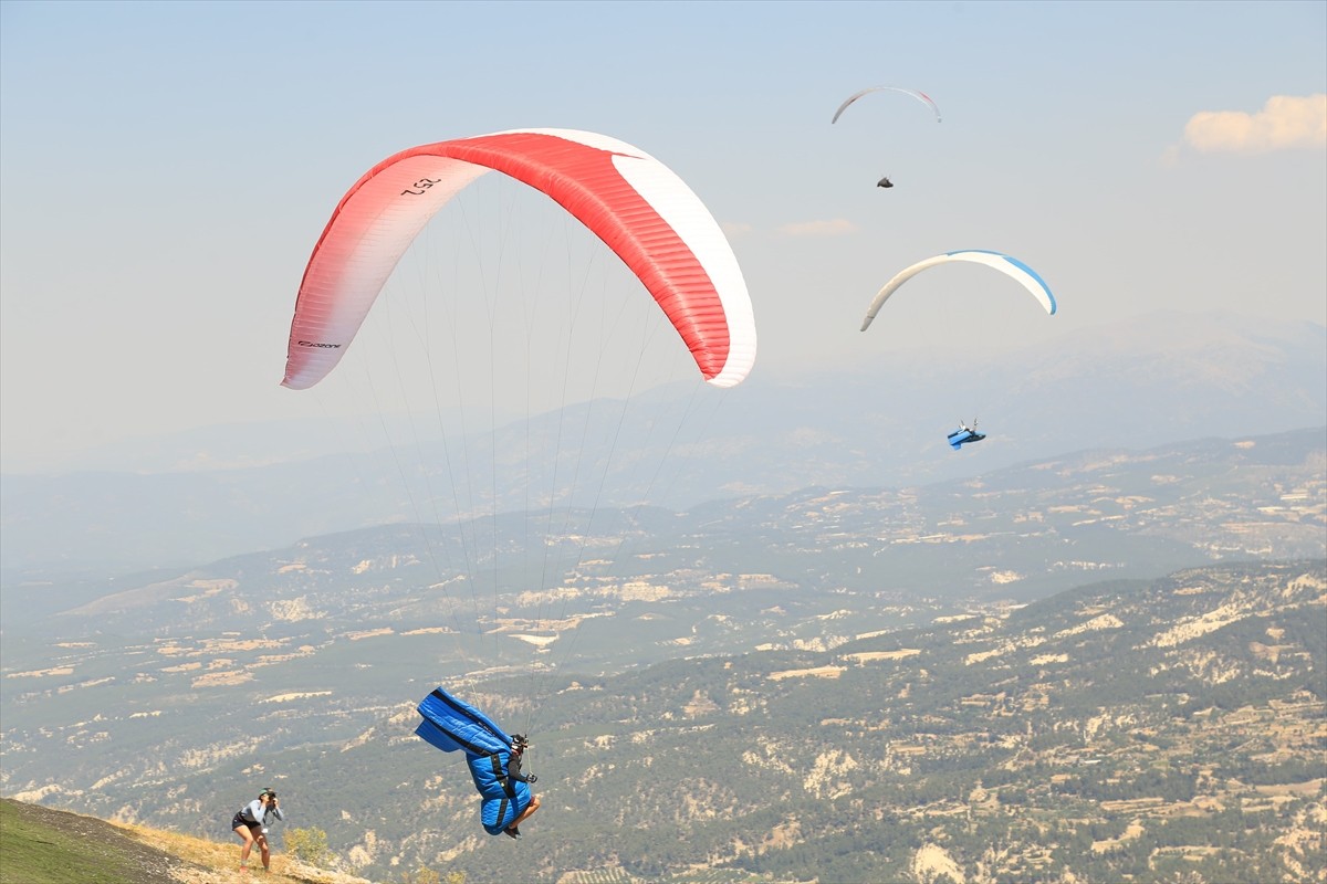 Denizli'nin Çameli ilçesindeki 2 bin 150 rakımlı Yaylacık Dağı'nda düzenlenen 2024 Yamaç Paraşütü...