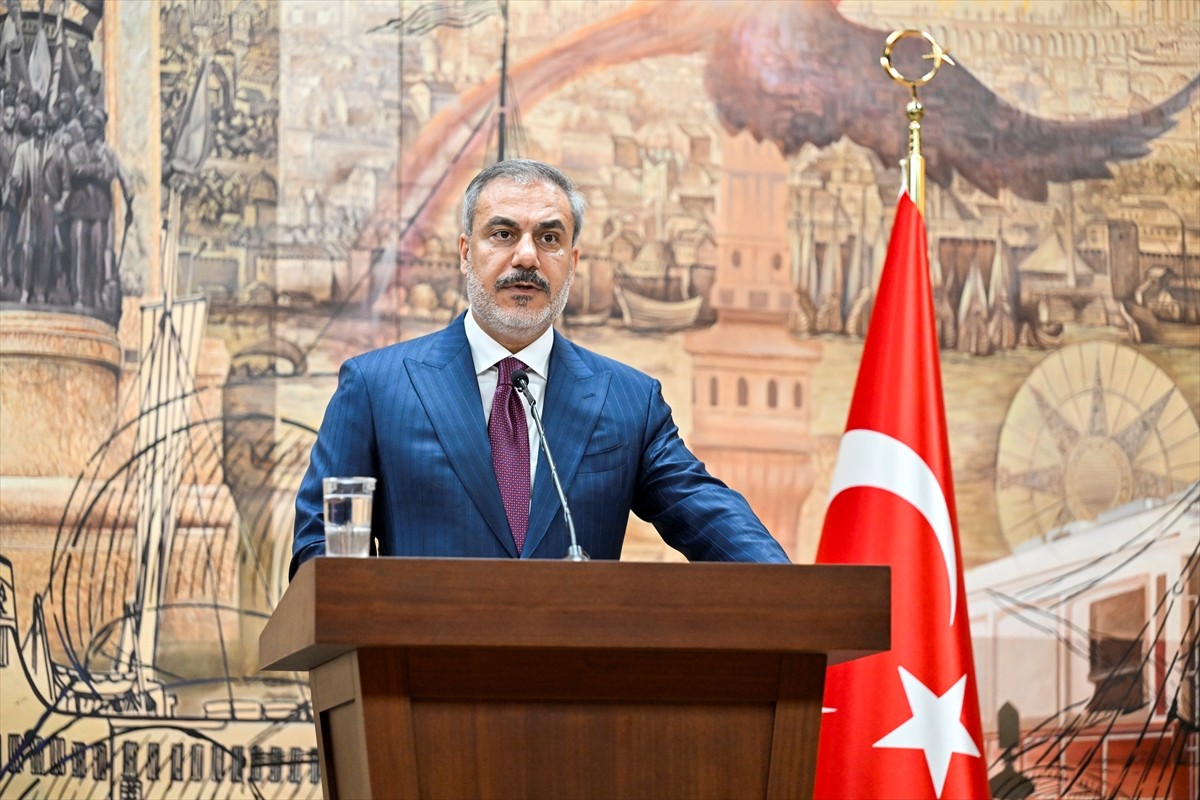 Dışişleri Bakanı Hakan Fidan (sağda) ve Karadağ Başbakan Yardımcısı ve Dışişleri Bakanı Ervin...