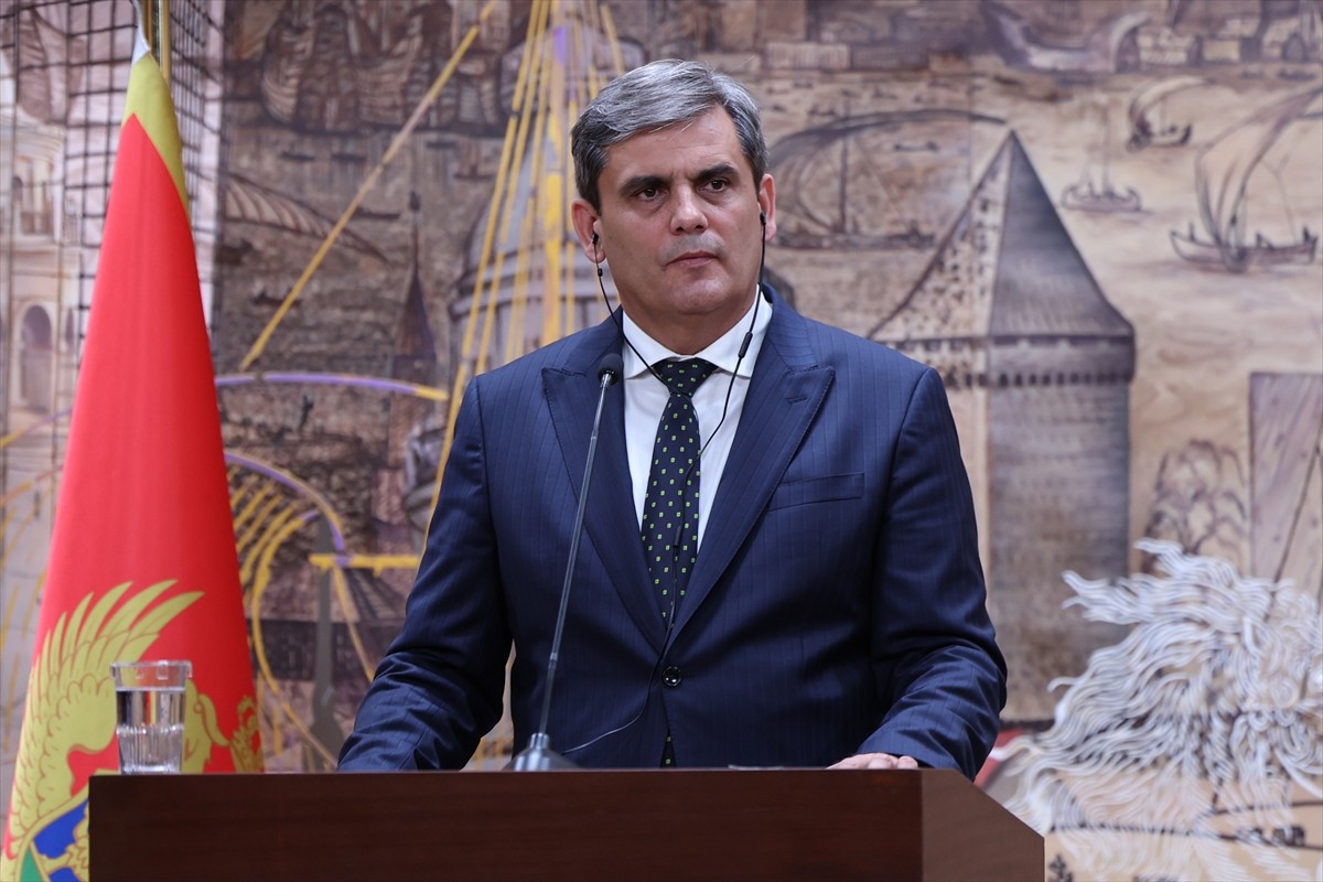 Dışişleri Bakanı Hakan Fidan (sağda) ve Karadağ Başbakan Yardımcısı ve Dışişleri Bakanı Ervin...