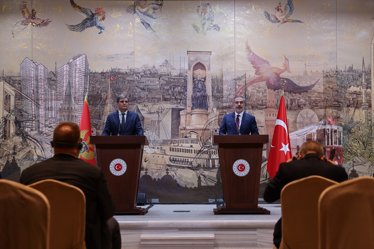 Dışişleri Bakanı Hakan Fidan (sağda) ve Karadağ Başbakan Yardımcısı ve Dışişleri Bakanı Ervin...