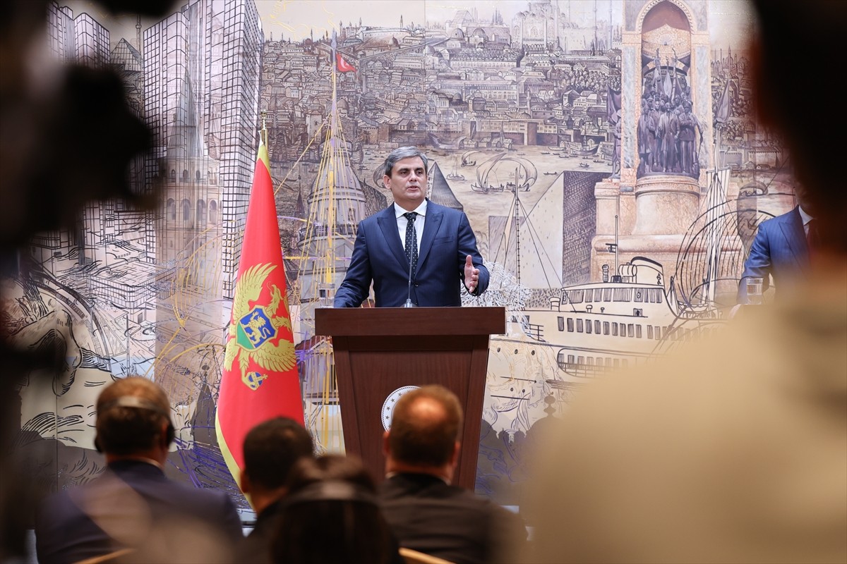 Dışişleri Bakanı Hakan Fidan (sağda) ve Karadağ Başbakan Yardımcısı ve Dışişleri Bakanı Ervin...