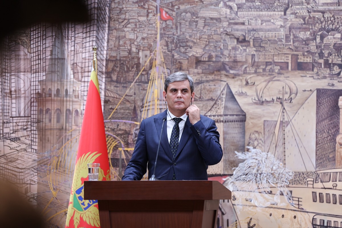 Dışişleri Bakanı Hakan Fidan (sağda) ve Karadağ Başbakan Yardımcısı ve Dışişleri Bakanı Ervin...