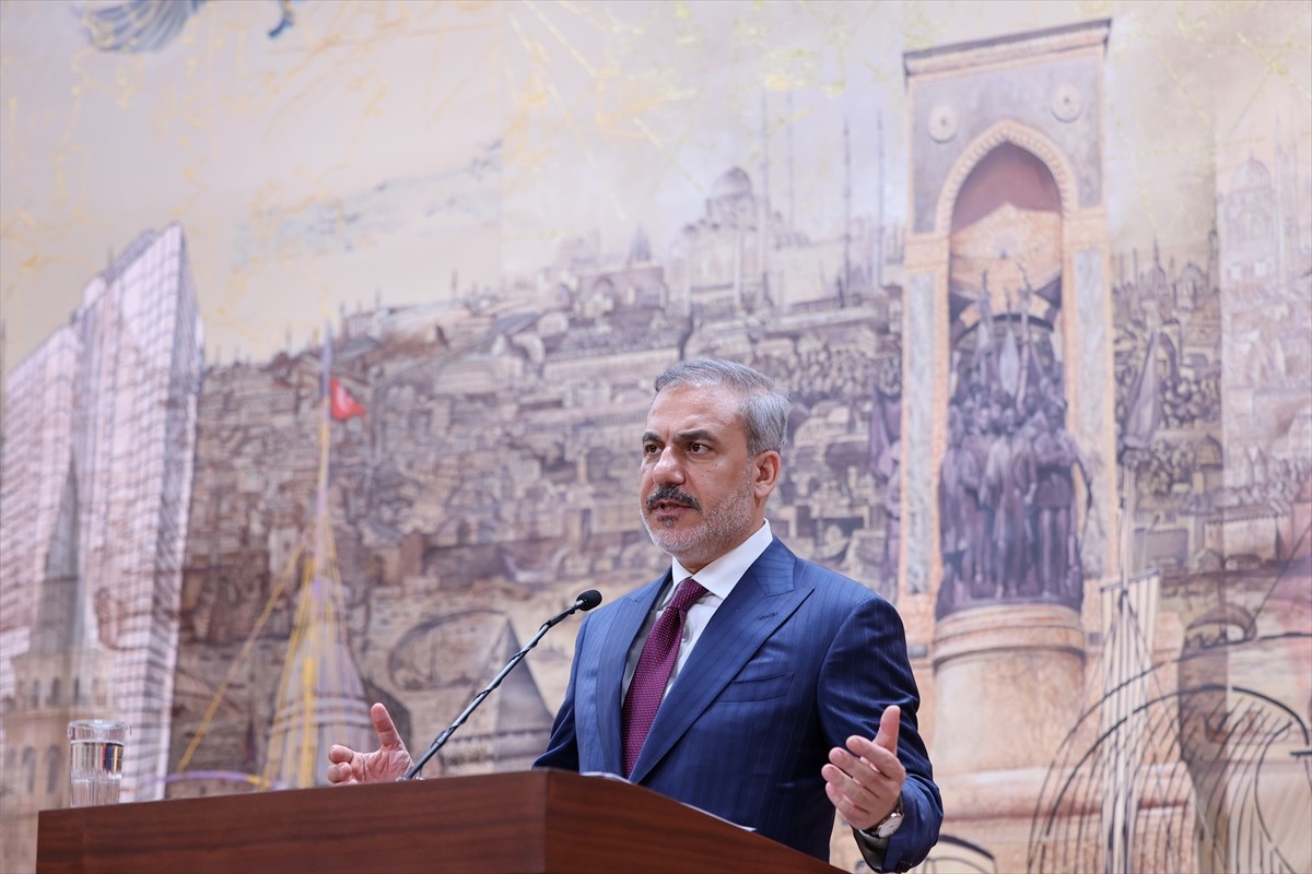 Dışişleri Bakanı Hakan Fidan (sağda) ve Karadağ Başbakan Yardımcısı ve Dışişleri Bakanı Ervin...