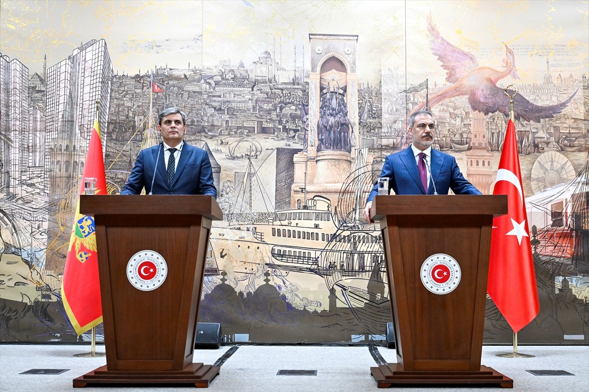 Dışişleri Bakanı Hakan Fidan (sağda) ve Karadağ Başbakan Yardımcısı ve Dışişleri Bakanı Ervin...