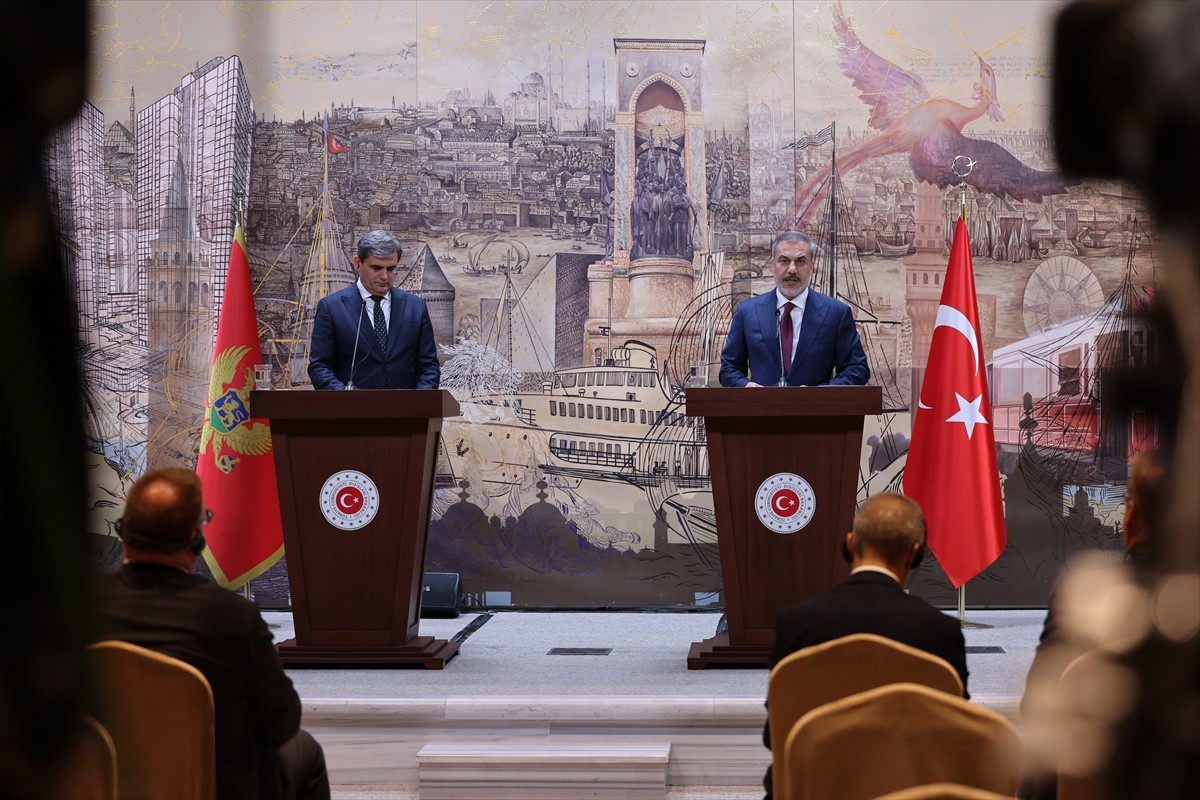 Dışişleri Bakanı Hakan Fidan (sağda) ve Karadağ Başbakan Yardımcısı ve Dışişleri Bakanı Ervin...