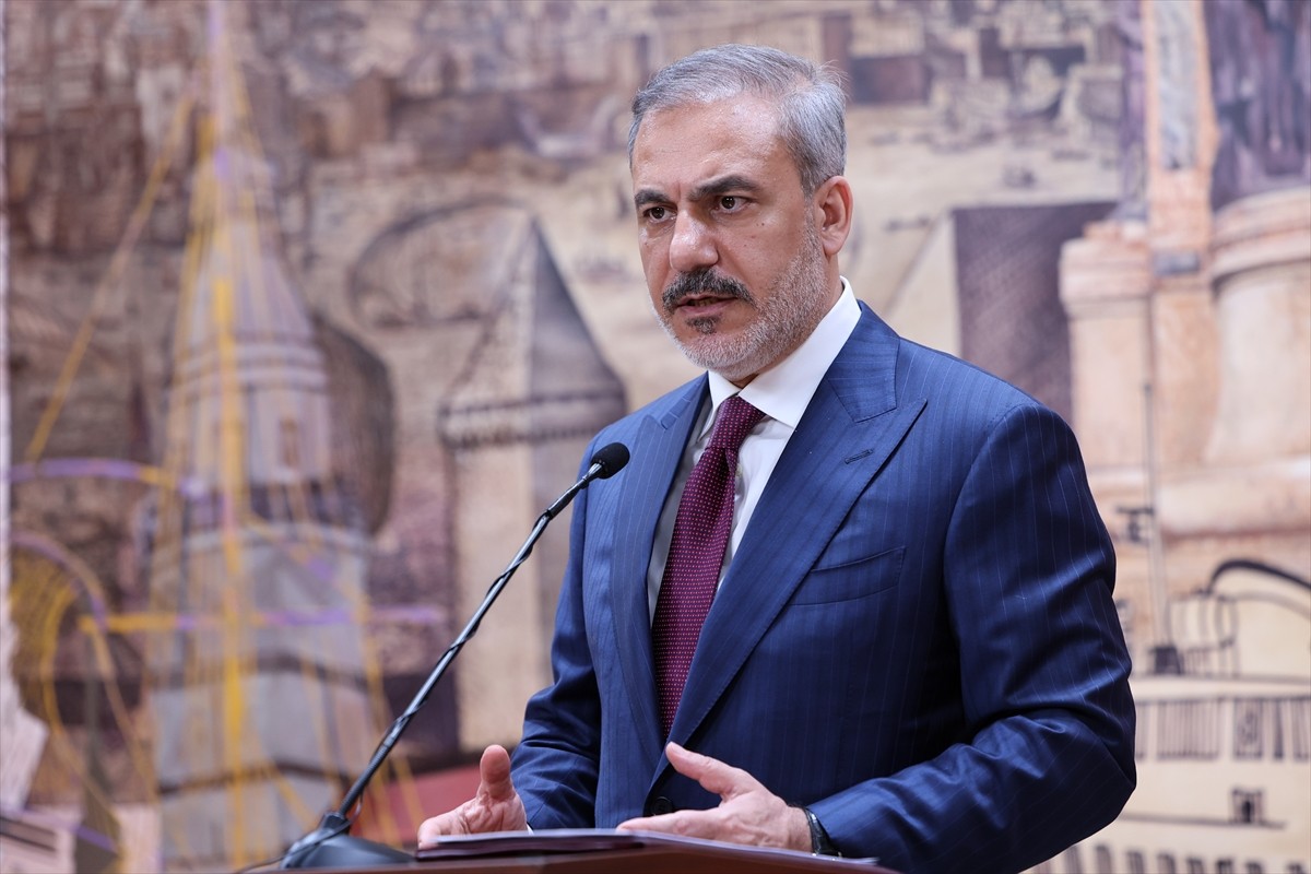 Dışişleri Bakanı Hakan Fidan (sağda) ve Karadağ Başbakan Yardımcısı ve Dışişleri Bakanı Ervin...