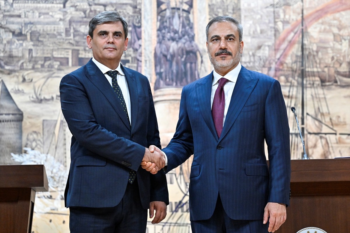 Dışişleri Bakanı Hakan Fidan (sağda) ve Karadağ Başbakan Yardımcısı ve Dışişleri Bakanı Ervin...