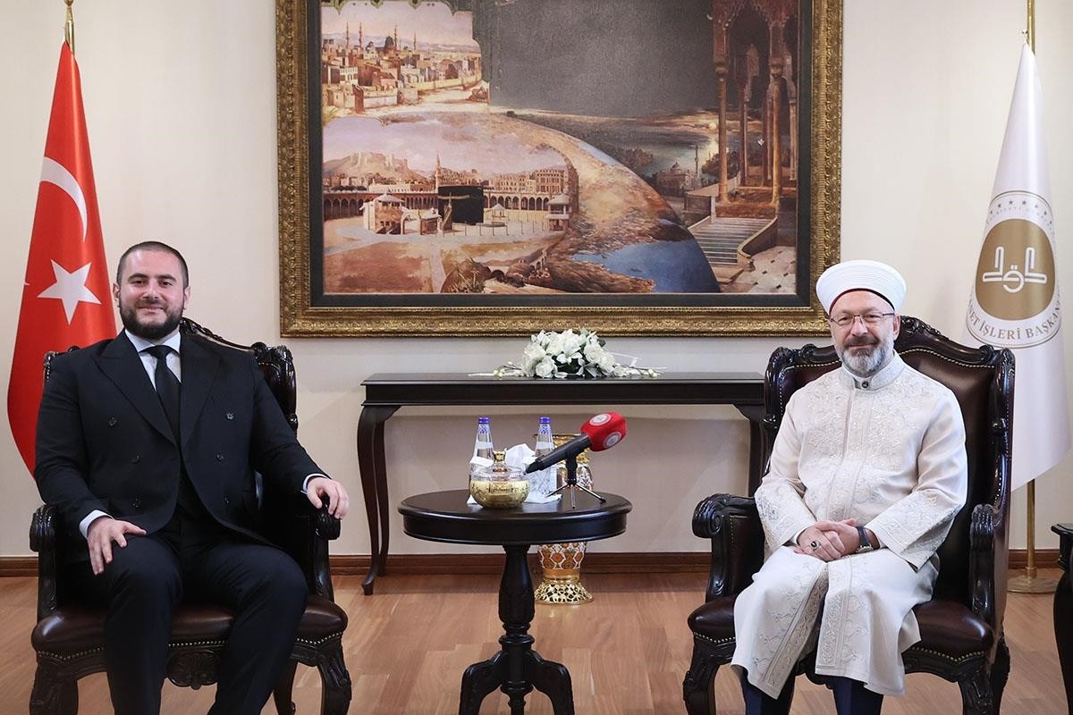 Diyanet İşleri Başkanı Ali Erbaş (sağda), Sırbistan Devlet Bakanı Usame Zukorliç (solda) ile bir...