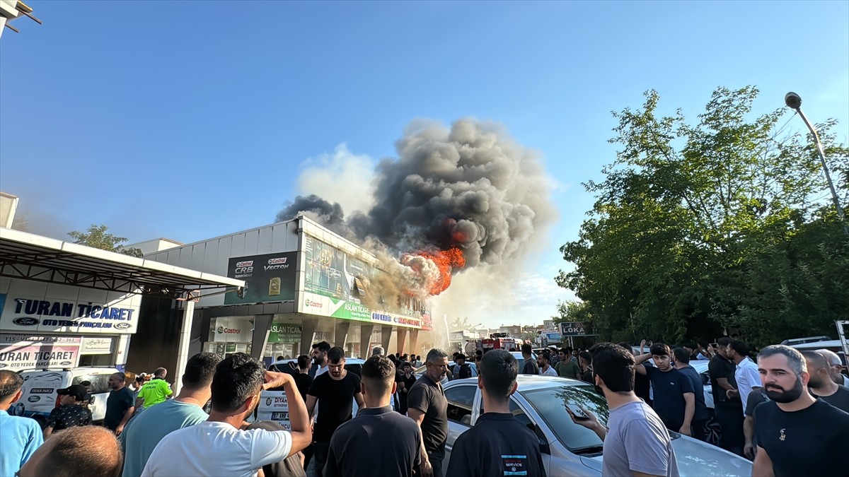 Diyarbakır'da 2. Sanayi Sitesi'ndeki 4 iş yerinde etkili olan yangına müdahale ediliyor.