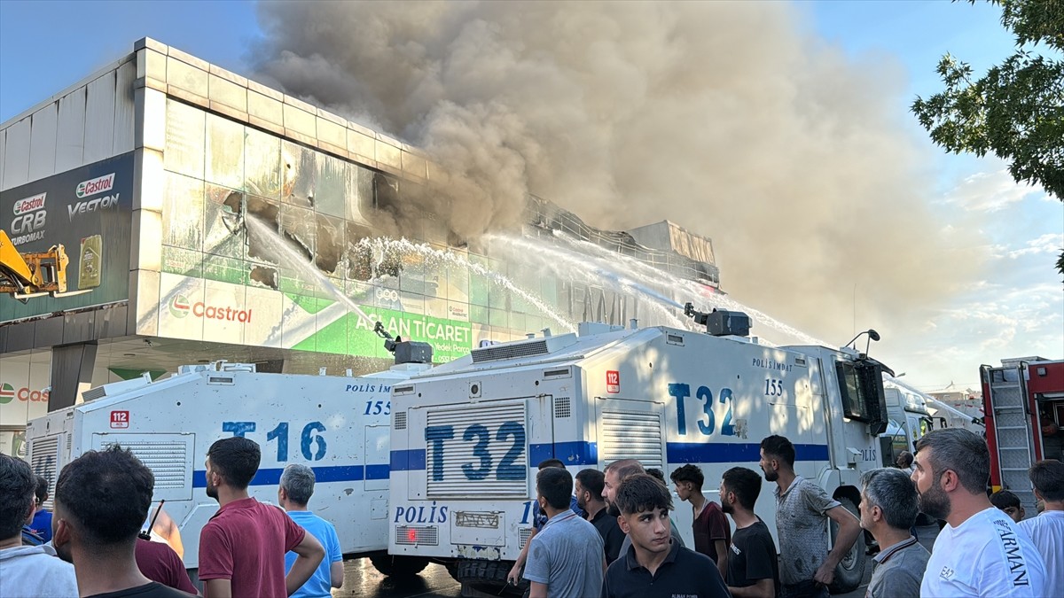 Diyarbakır'da 2. Sanayi Sitesi'ndeki 4 iş yerinde etkili olan yangına müdahale ediliyor.
