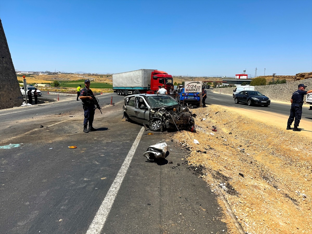 Diyarbakır'da 2 tır ile otomobilin karıştığı kazada, 3'ü ağır 5 kişi yaralandı.