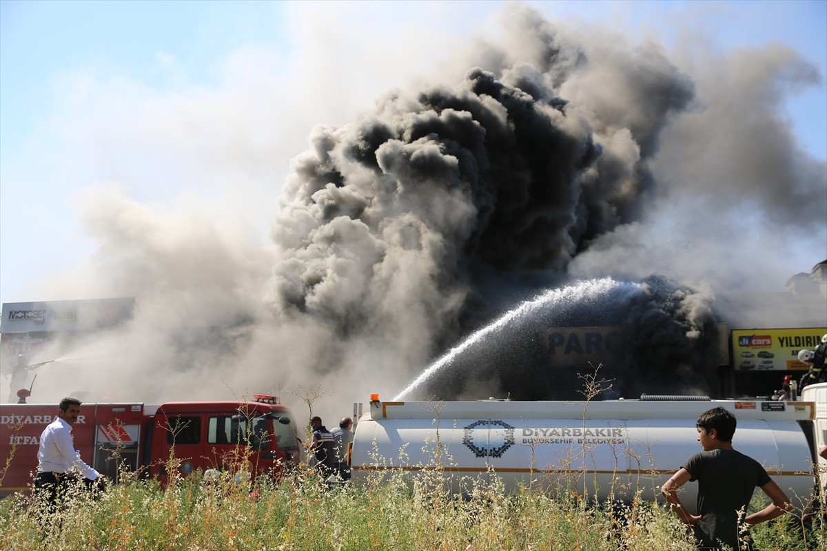 Diyarbakır'da 3. Sanayi Sitesi'nde 4 iş yerine yayılan yangın ekiplerin müdahalesiyle...