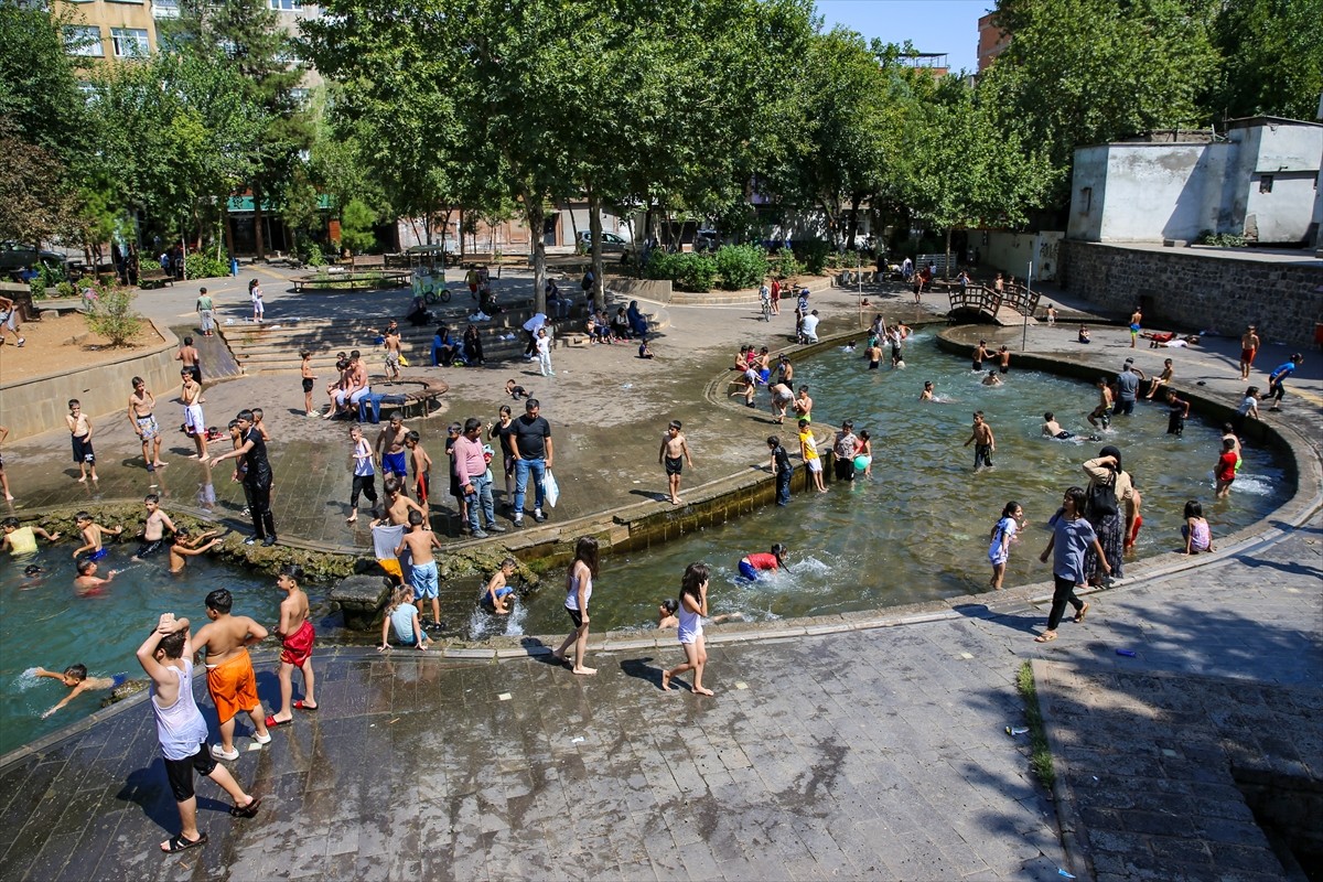 Diyarbakır'da 40 dereceyi aşan hava sıcaklığı yaşamı olumsuz etkiliyor. Kentte aşırı sıcaktan...