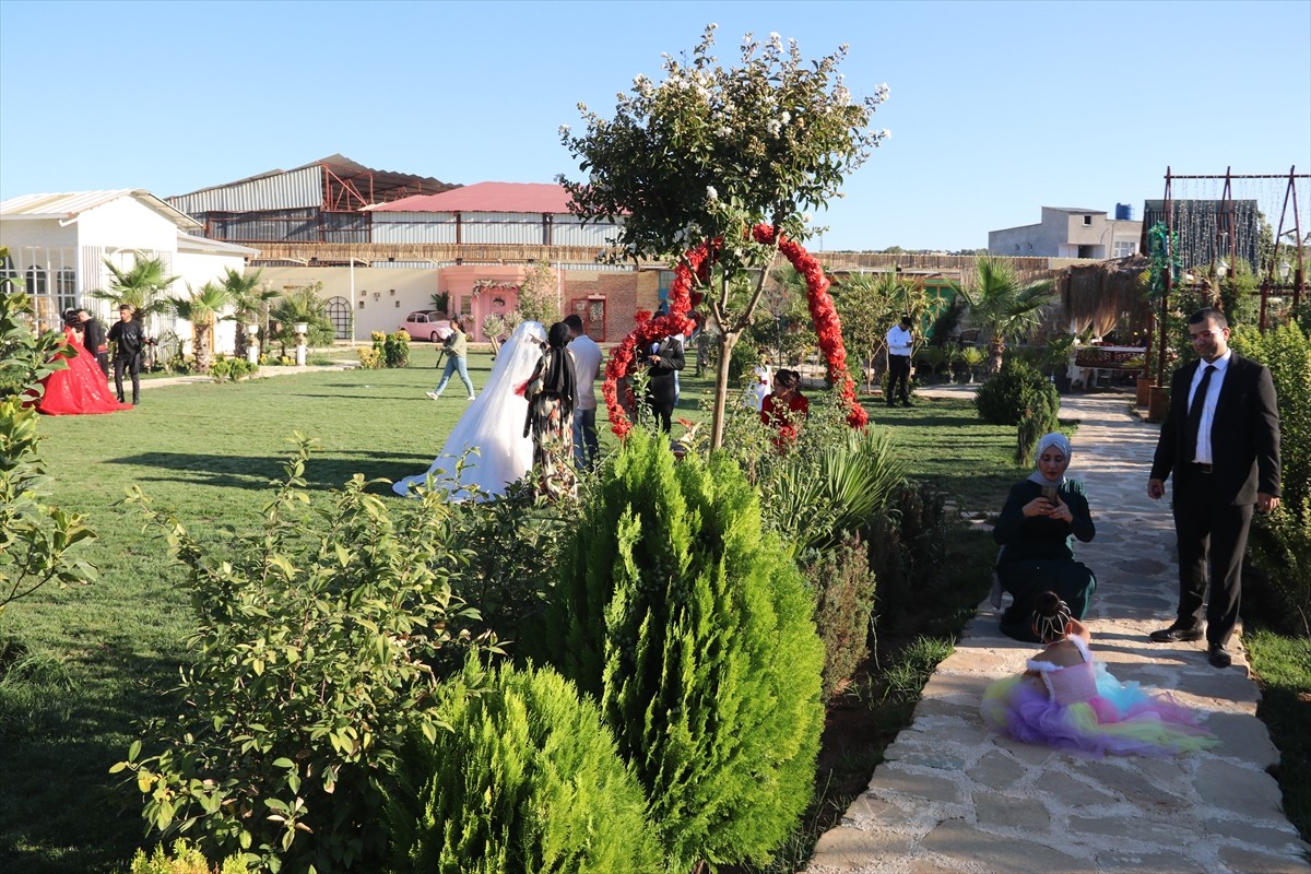 Diyarbakır'da dünyaevine giren çiftler, düğün fotoğraflarının çekimini, bunaltıcı sıcaklara rağmen...