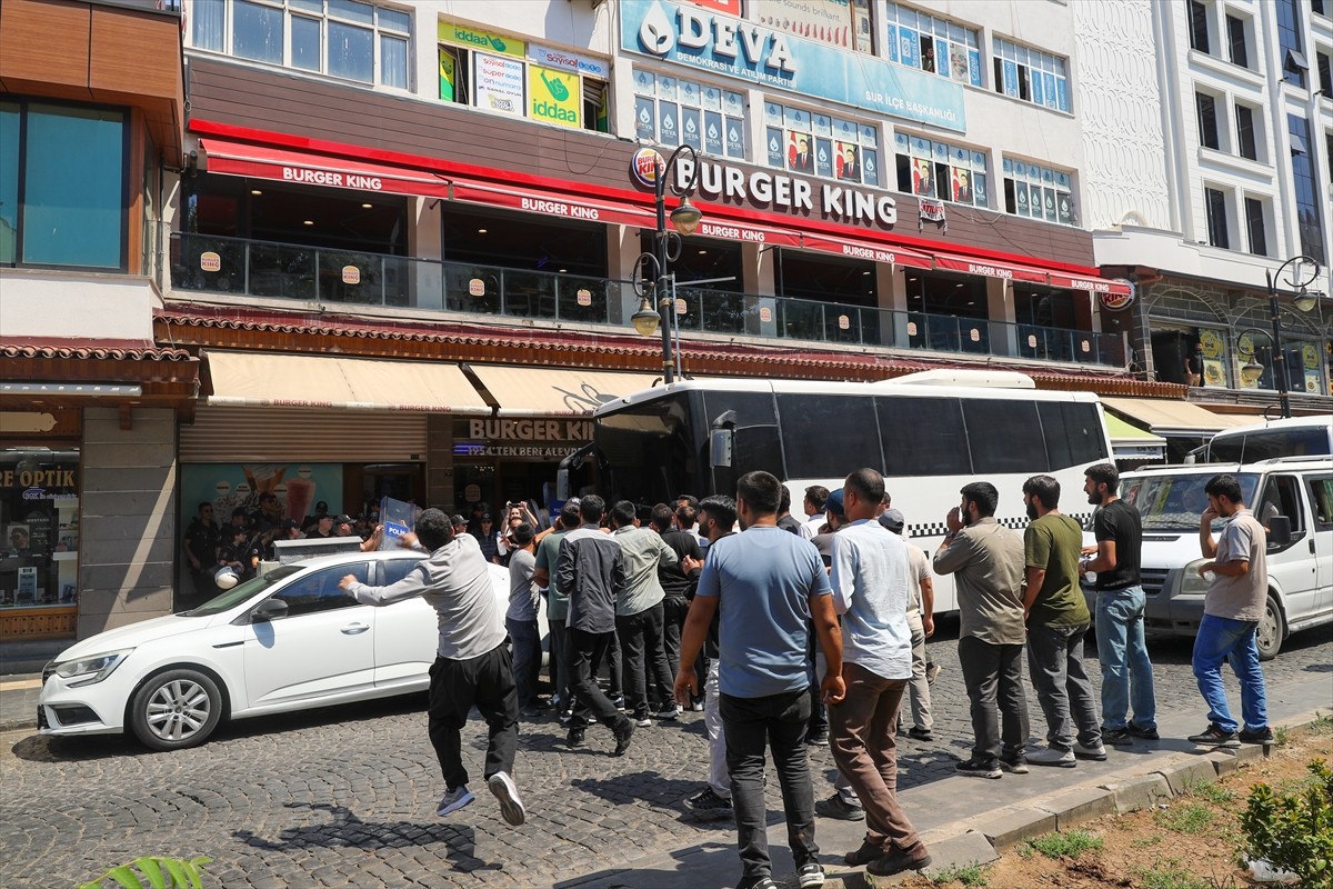 Diyarbakır'da İran'ın başkenti Tahran'da suikasta uğrayan Hamas Siyasi Büro Başkanı İsmail Heniyye...