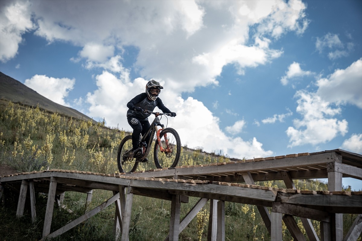 Downhill Türkiye Şampiyonası için Erzurum'a gelen bisiklet sporcuları, resmi antrenmana çıktı....