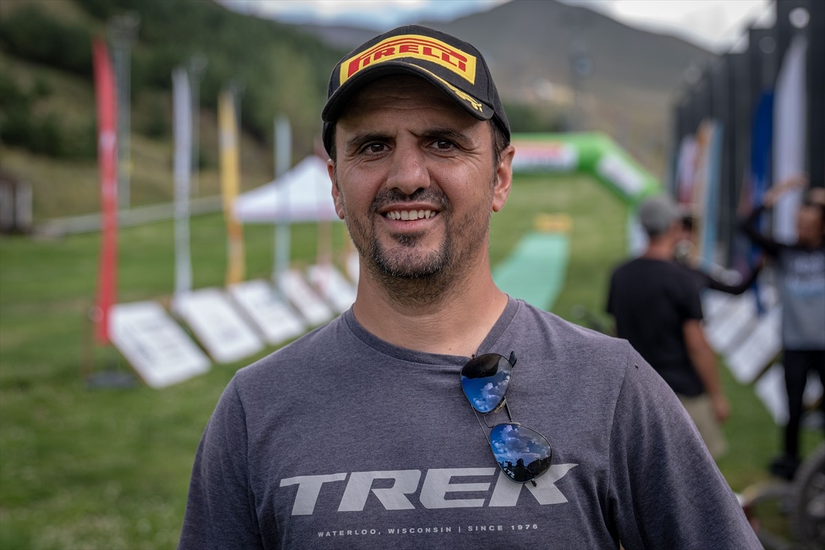 Downhill Türkiye Şampiyonası için Erzurum'a gelen bisiklet sporcuları, resmi antrenmana çıktı....