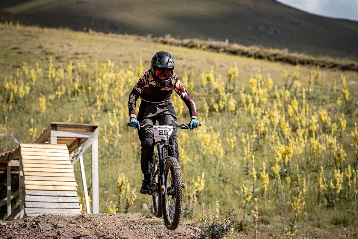 Downhill Türkiye Şampiyonası için Erzurum'a gelen bisiklet sporcuları, resmi antrenmana çıktı....