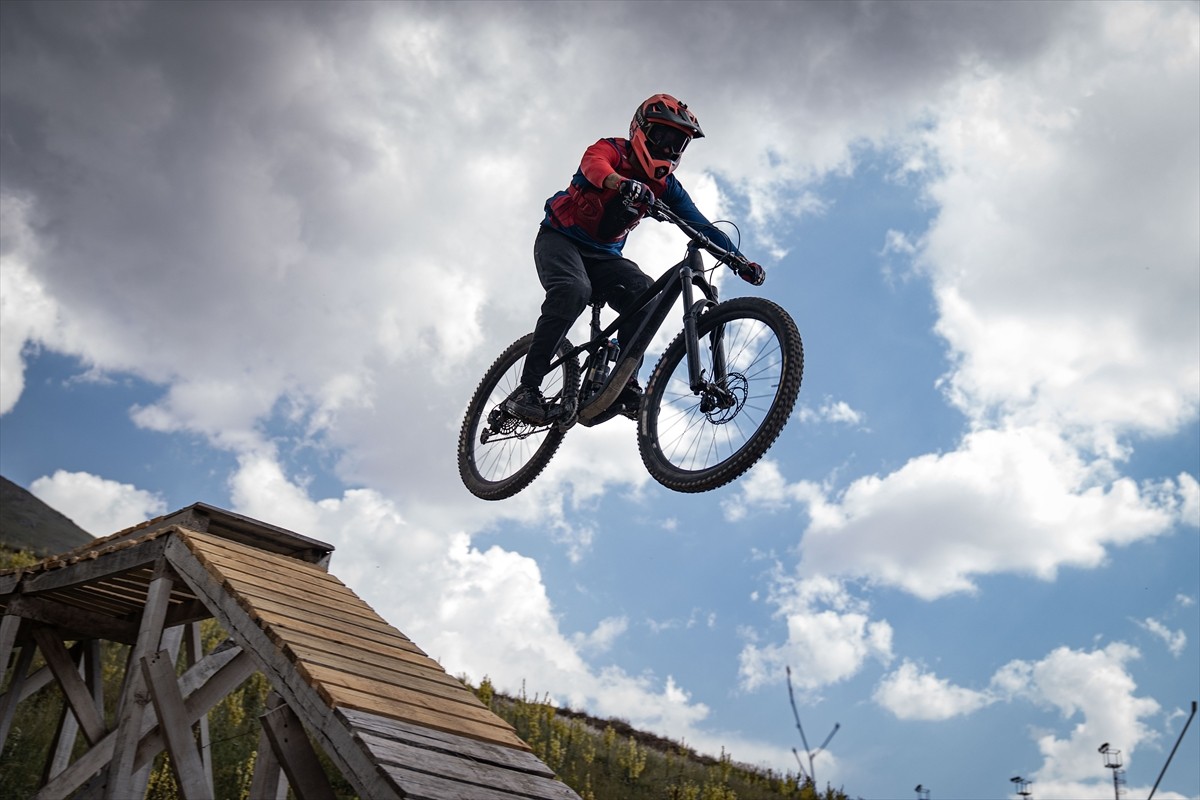 Downhill Türkiye Şampiyonası için Erzurum'a gelen bisiklet sporcuları, resmi antrenmana çıktı....