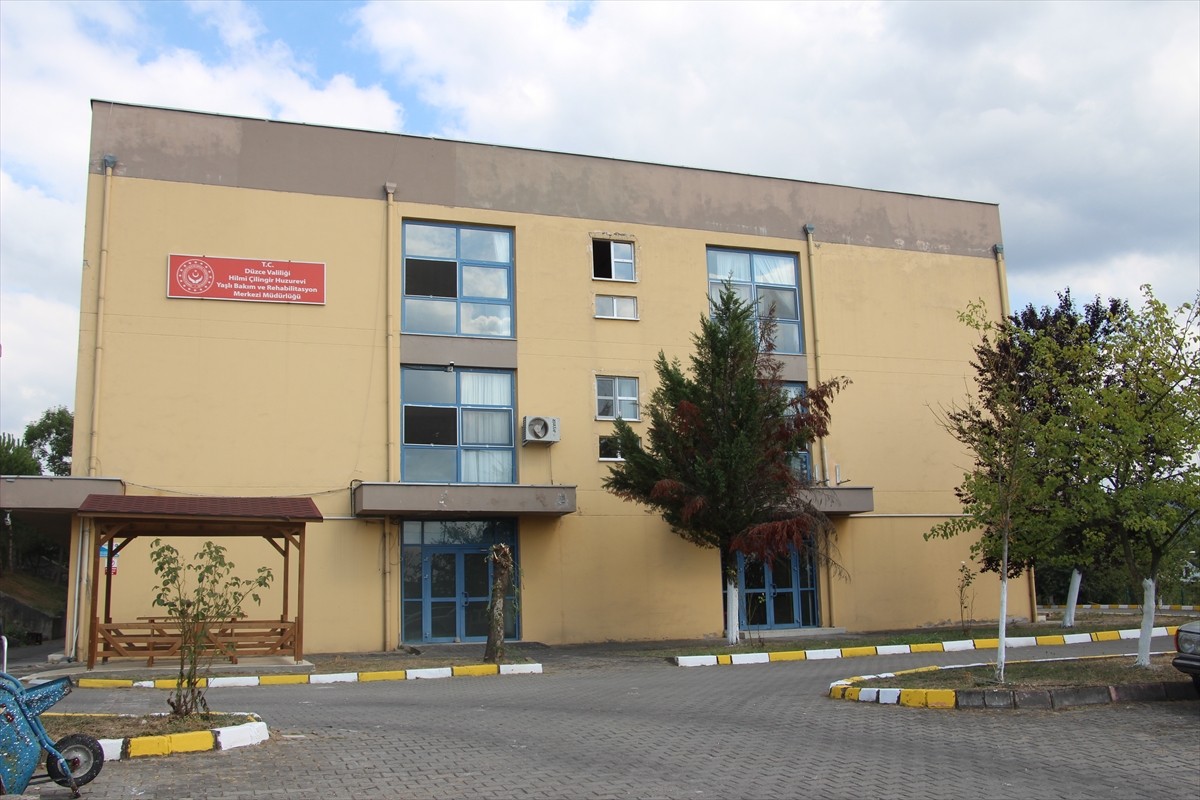 Düzce'de huzurevinde kalan yaşlıların motivasyonunu artırmak için dondurma şenliği düzenlendi....