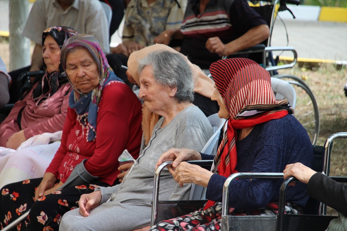 Düzce'de huzurevinde kalan yaşlıların motivasyonunu artırmak için dondurma şenliği düzenlendi....