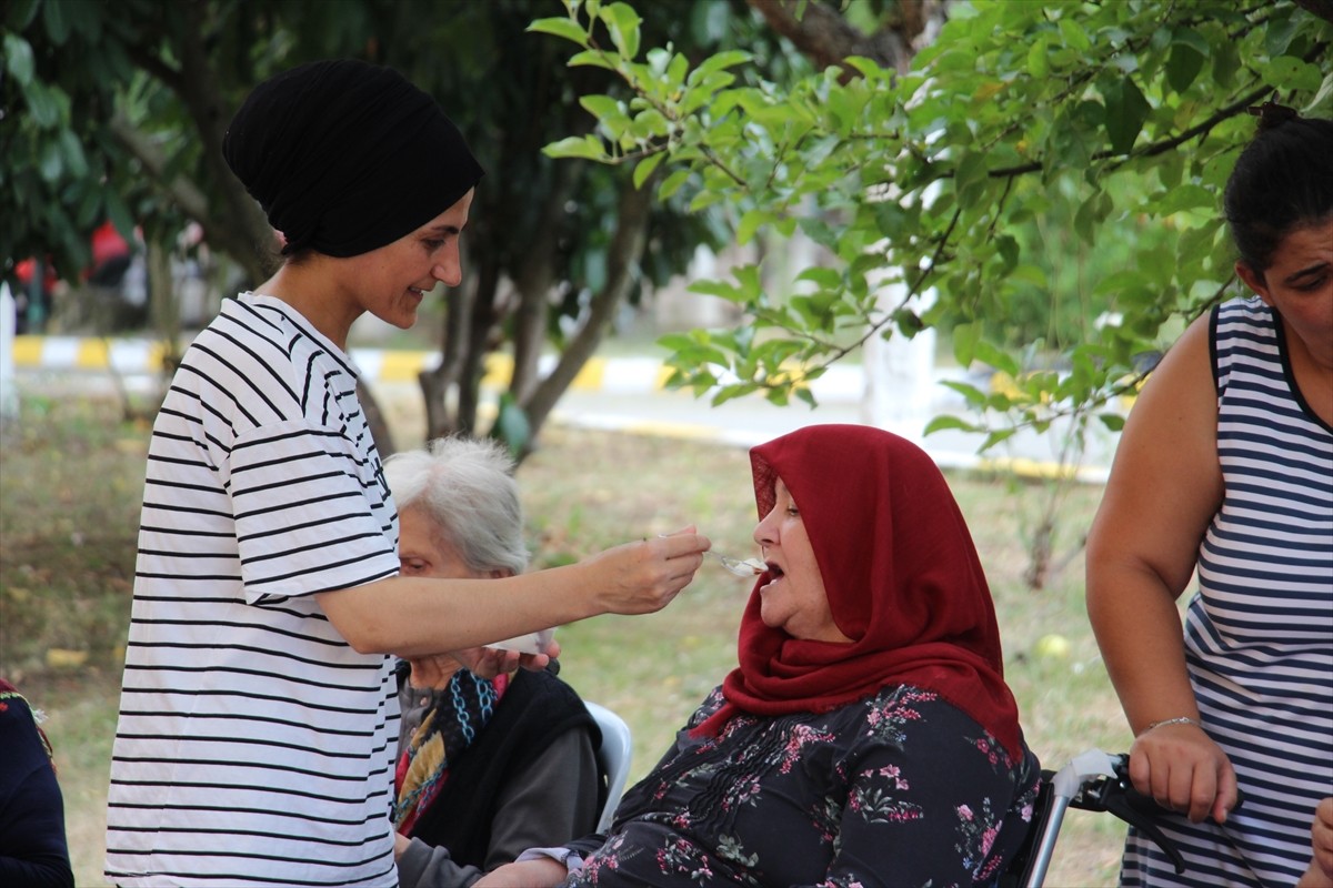 Düzce'de huzurevinde kalan yaşlıların motivasyonunu artırmak için dondurma şenliği düzenlendi....