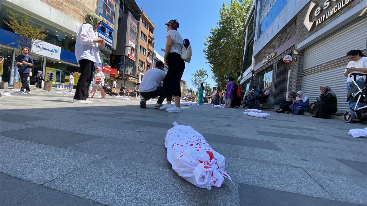 Düzce'de, İsrail'in Filistin halkına yönelik saldırılarını protesto etmek amacıyla...