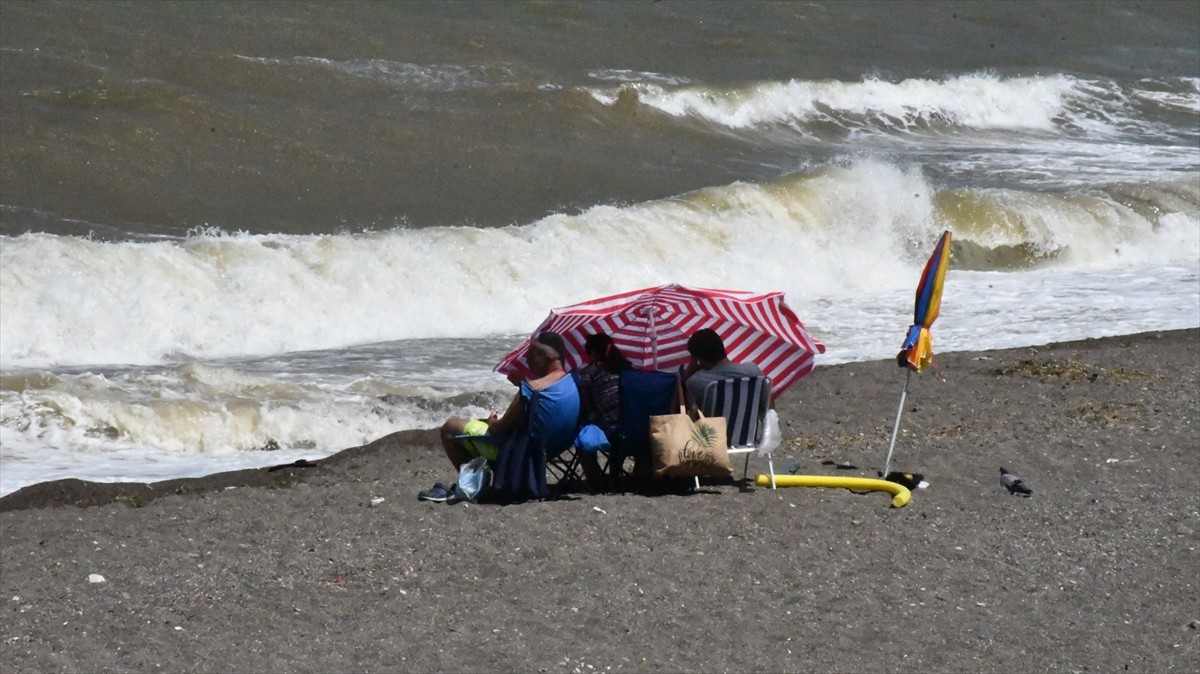 Düzce'nin Akçakoca ilçesinde olumsuz hava koşulları sebebiyle denize girilmesine izin verilmiyor....
