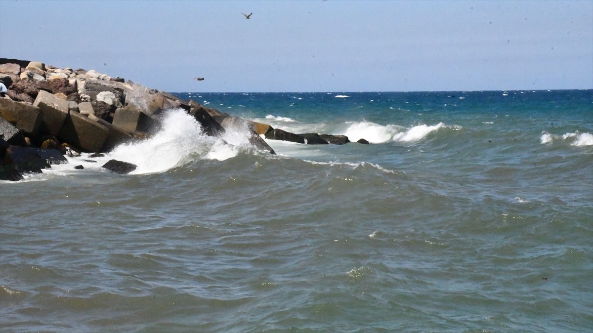 Düzce'nin Akçakoca ilçesinde olumsuz hava koşulları sebebiyle denize girilmesine izin verilmiyor....