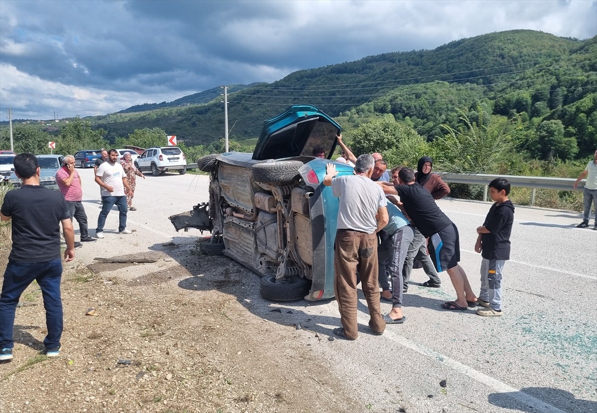 Düzce'nin Yığılca ilçesinde otomobilin devrilmesi sonucu 3 kişi yaralandı.