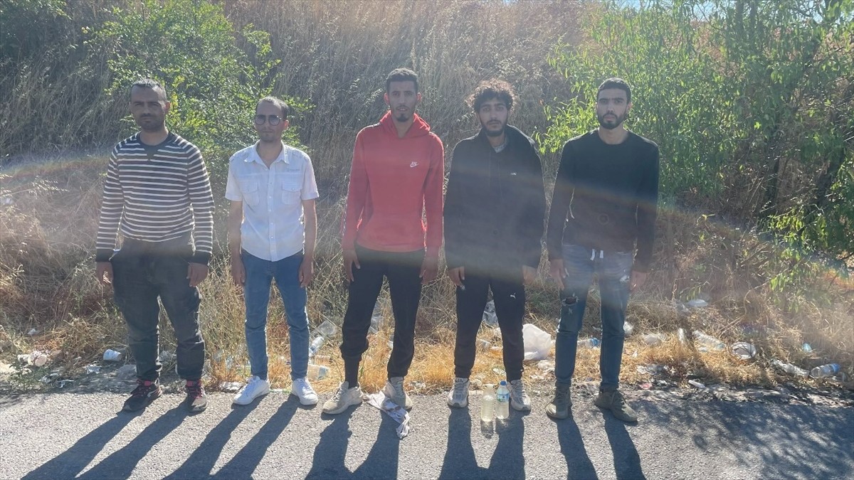 Edirne'de yasa dışı yollarla yurda giren 11düzensiz göçmen yakalandı.