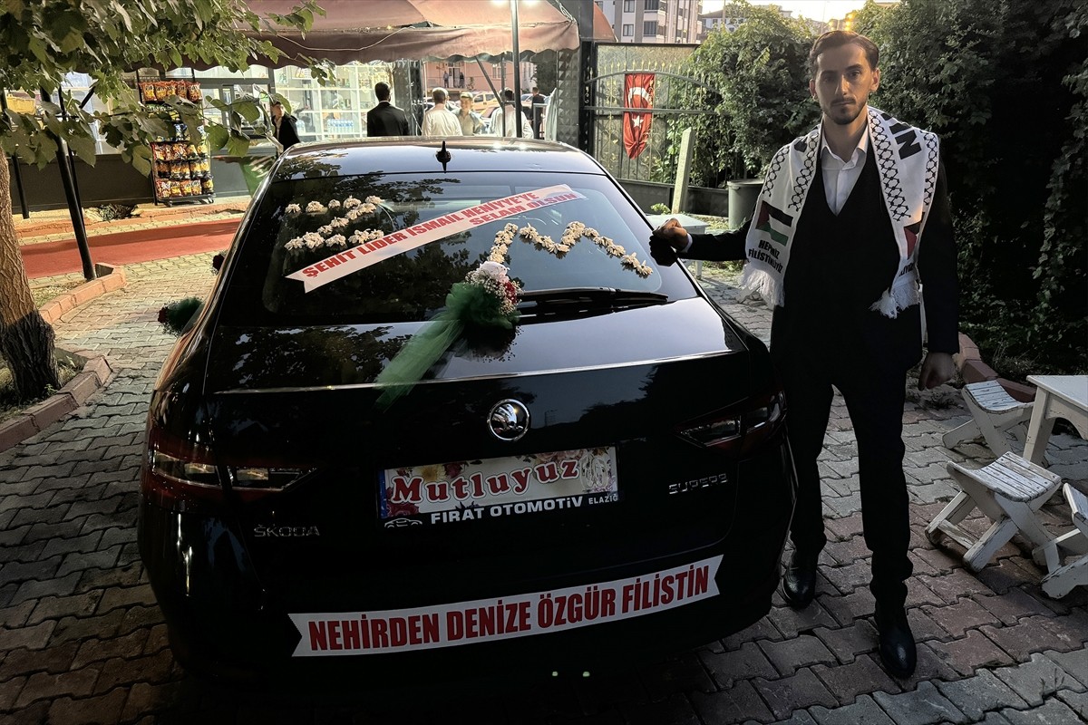 Elazığ'da evlenen çiftin talebi üzerine gelin arabasına Filistin bayrağı asıldı, araç bayrağın...