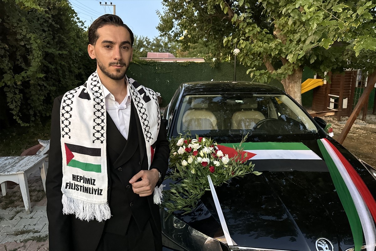 Elazığ'da evlenen çiftin talebi üzerine gelin arabasına Filistin bayrağı asıldı, araç bayrağın...