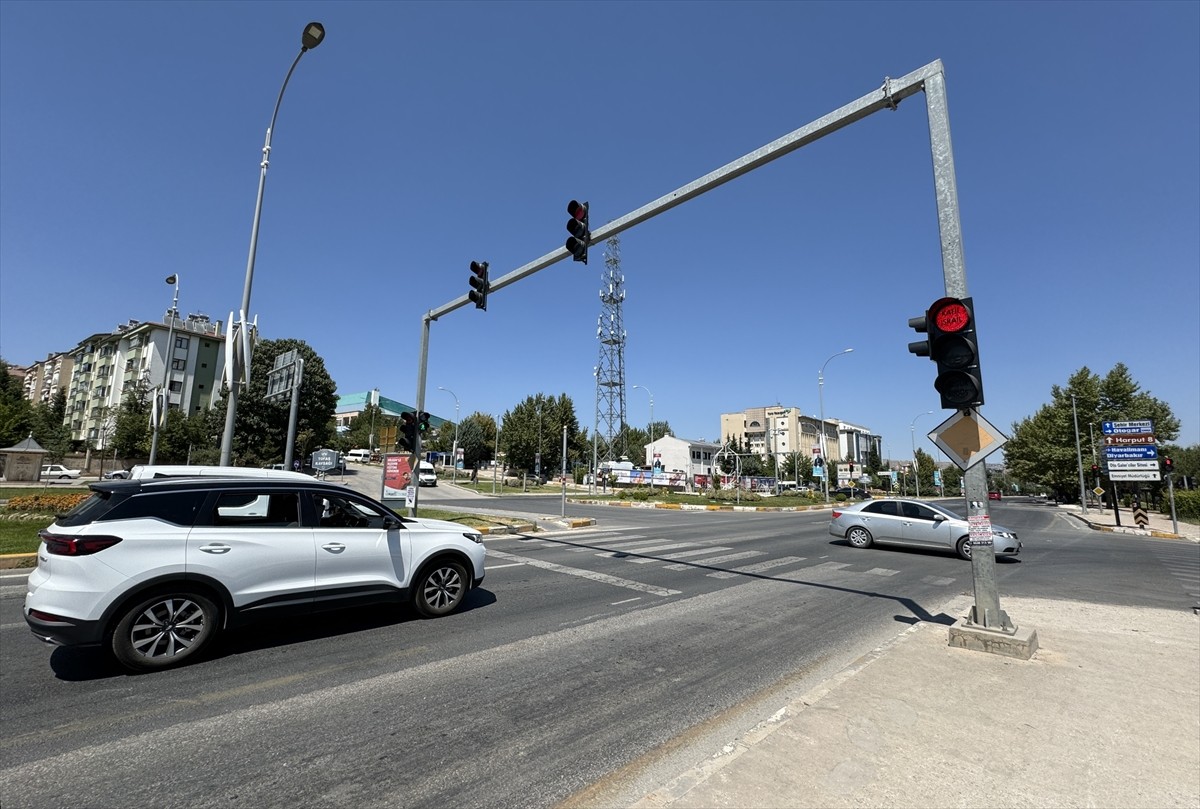 Elazığ'da, İsrail'in Filistin'e yönelik saldırılarına trafik ışıklarına yerleştirilen yazılarla...