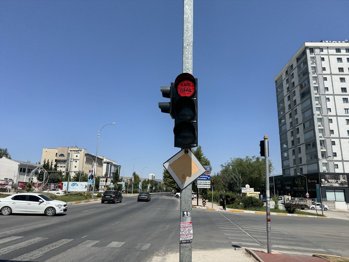 Elazığ'da, İsrail'in Filistin'e yönelik saldırılarına trafik ışıklarına yerleştirilen yazılarla...