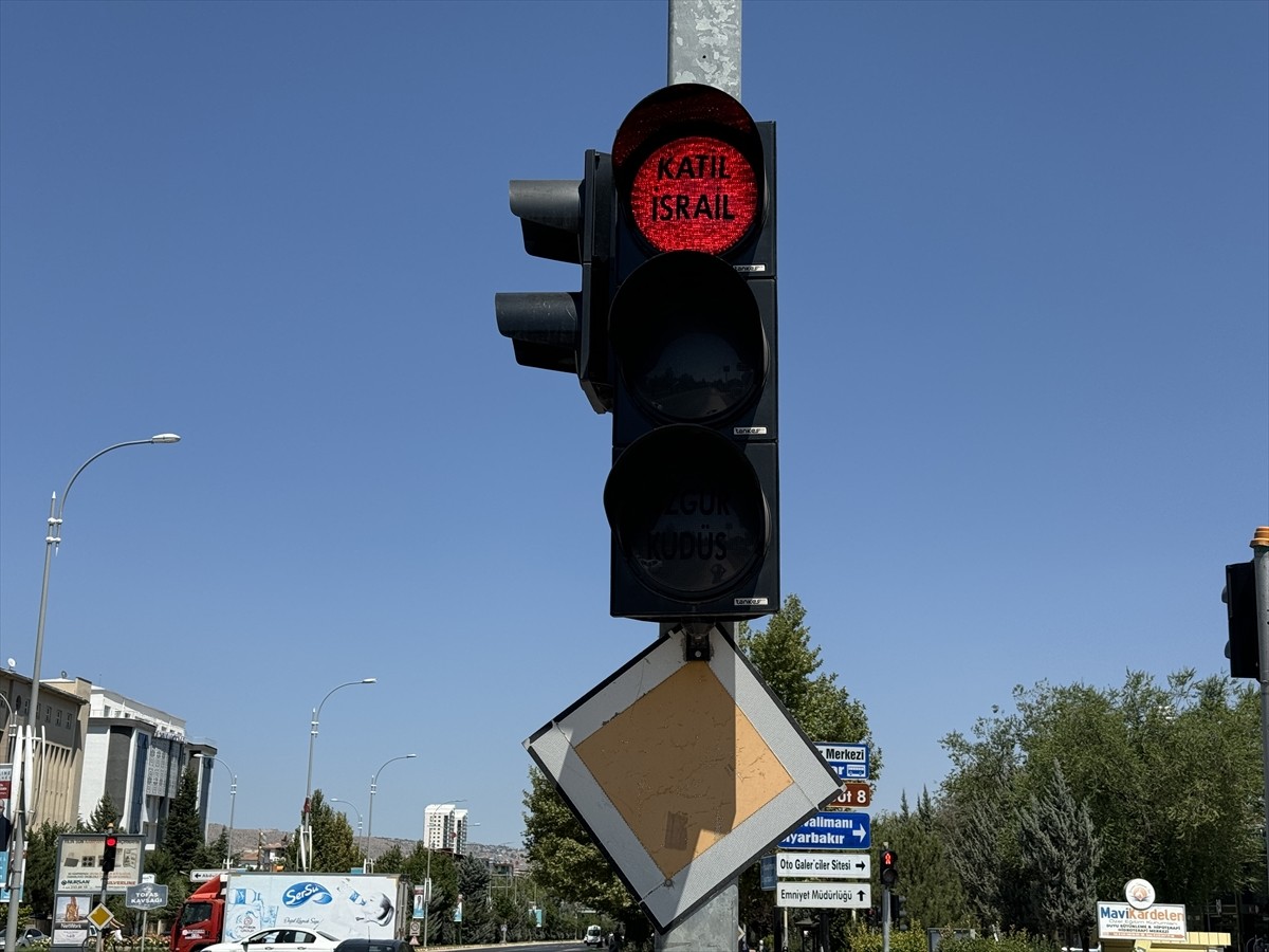 Elazığ'da, İsrail'in Filistin'e yönelik saldırılarına trafik ışıklarına yerleştirilen yazılarla...