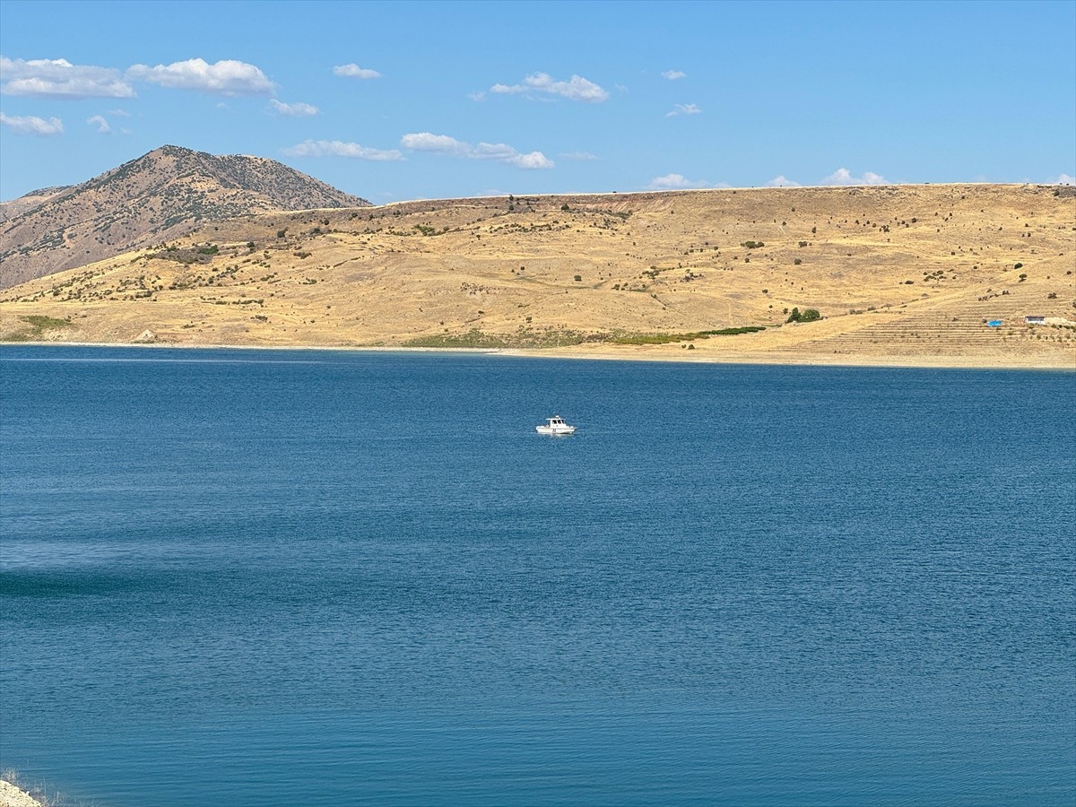 Elazığ'da Keban Baraj Gölü'nde kaybolan gencin bulunması için çalışma başlatıldı. Bölgeye AFAD...
