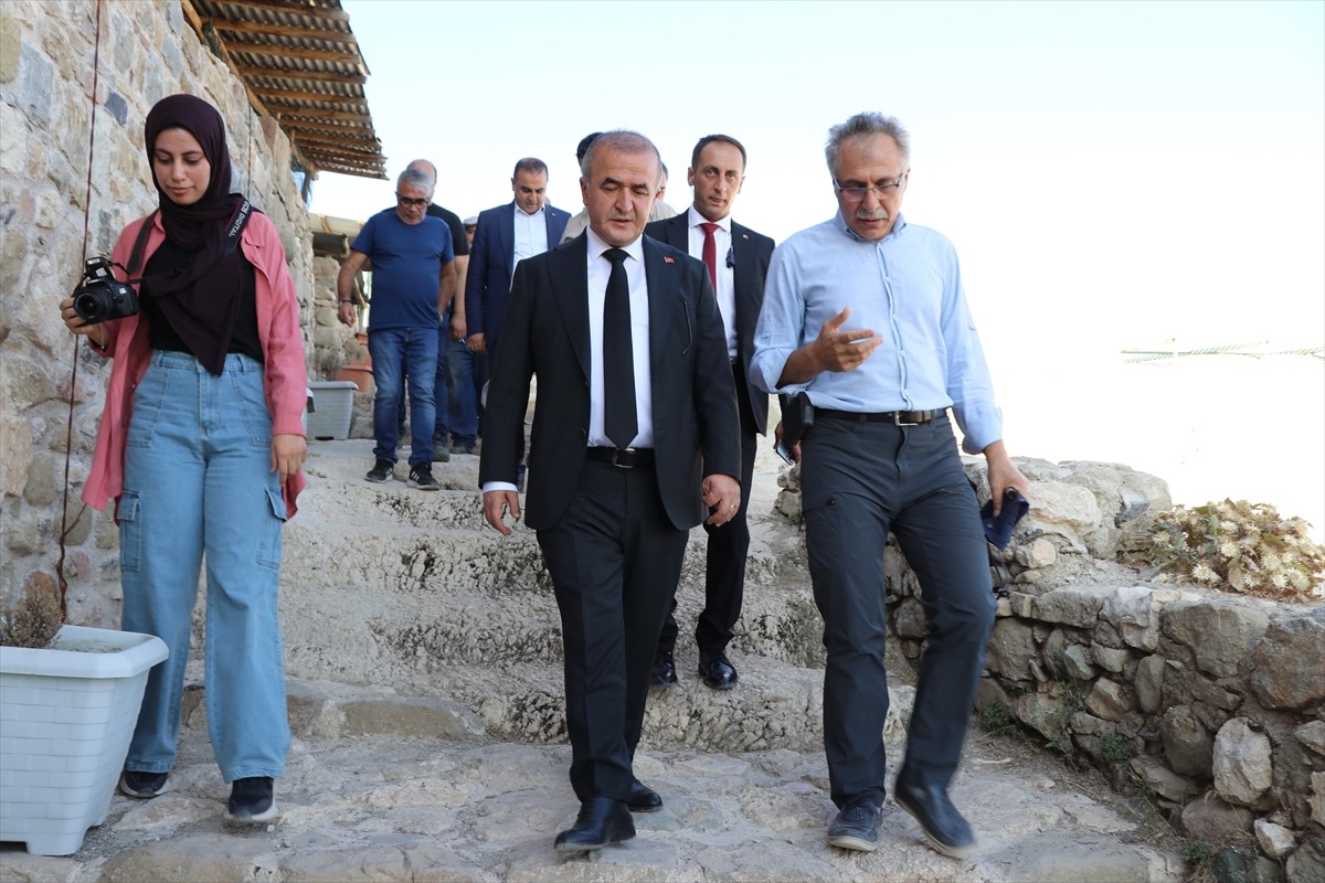 Elazığ Valisi Numan Hatipoğlu, tarihi Harput Mahallesi'nde bulunan Harput Kalesi'nde yürütülen...