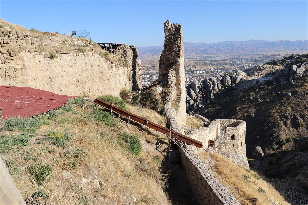 Elazığ Valisi Numan Hatipoğlu, tarihi Harput Mahallesi'nde bulunan Harput Kalesi'nde yürütülen...