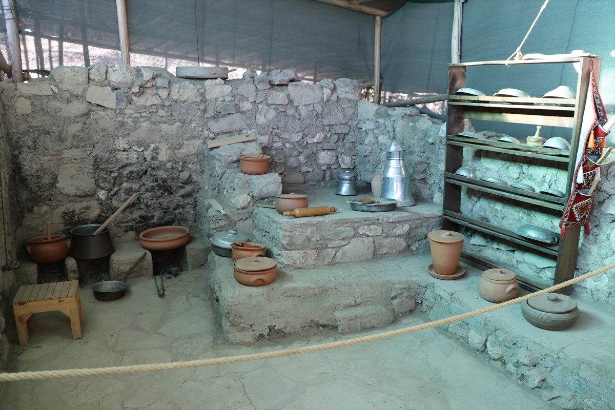 Elazığ Valisi Numan Hatipoğlu, tarihi Harput Mahallesi'nde bulunan Harput Kalesi'nde yürütülen...