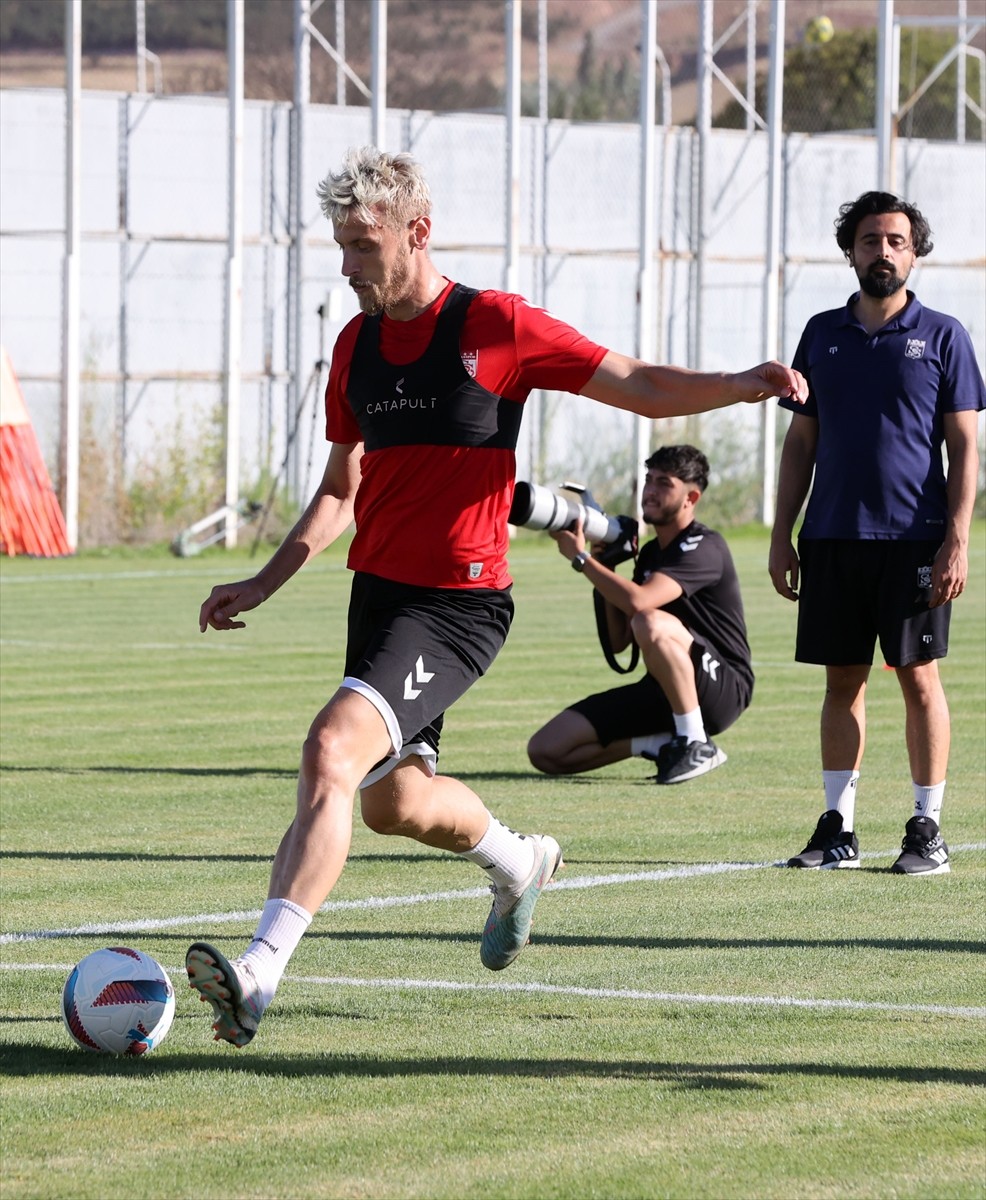 EMS Yapı Sivasspor, yeni sezon hazırlıklarına devam etti. Antrenmana Rey Manaj (solda) da...