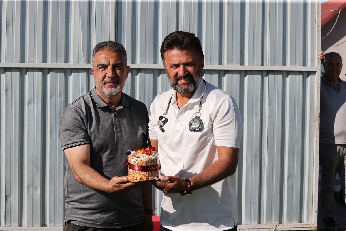 EMS Yapı Sivasspor, yeni sezon hazırlıklarına devam etti. Antrenmana Rey Manaj (solda) da...