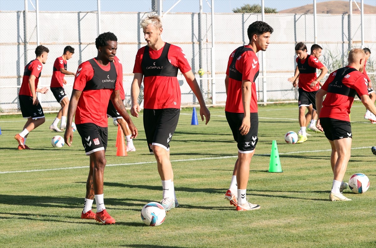 EMS Yapı Sivasspor, yeni sezon hazırlıklarına devam etti. Antrenmana Rey Manaj (solda) da...