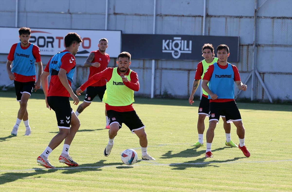 EMS Yapı Sivasspor, yeni sezon hazırlıklarına devam etti. Antrenmana Rey Manaj (solda) da...